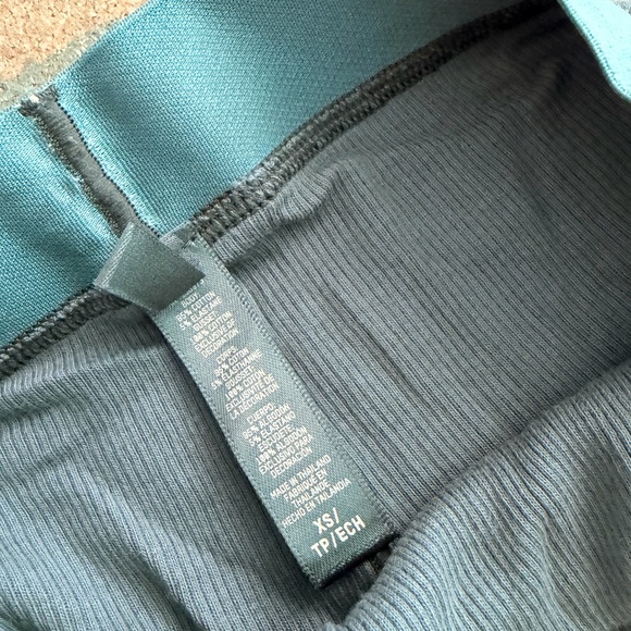 SKIMS Ribbed Shorts - Picture 3 of 4